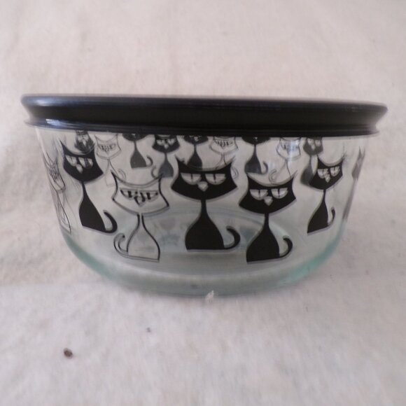 Pyrex Storage 4 Cup  With Lid Black Cats Halloween Rare - Picture 1 of 5